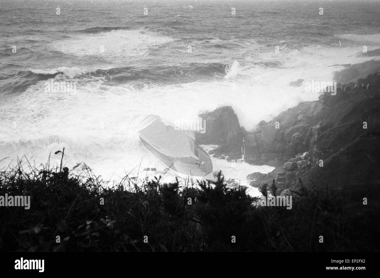 La vie de Penlee Boat Disaster photos prises le 20 décembre 1981. La vie de Penlee voile a été lancé de la Cornish village De Mousehole à exactement 20:12 samedi soir (19e) après l'Union Cargo Star envoyée appel de détresse. À 21:22 capitaine Trevelyan Richards a signalé par radio qu'il avait réussi à obtenir quatre personnes à bord. Puis il y a eu silence. Tout espoir est maintenant abandonné pour l'canotiers et les huit personnes du cargo. L'Union Star sur son premier voyage pond a chaviré et effondrés au pied des falaises à Tater Du juste le long de la côte de Mousehole. Banque D'Images