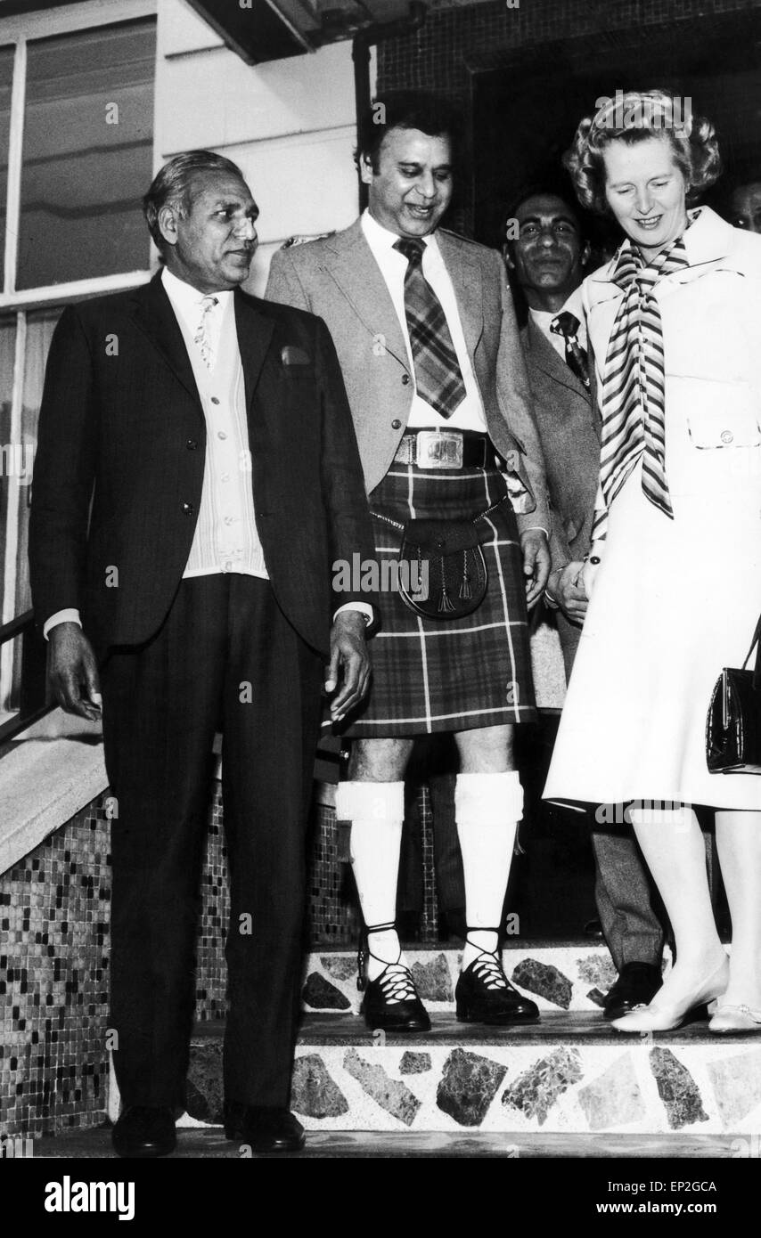 Le chef de l'Opposition conservatrice Margaret Thatcher MP répond aux Mustafa Khan en kilt à Glasgow's Dorchester Hotel, Glasgow, Ecosse, avril 1975. Banque D'Images