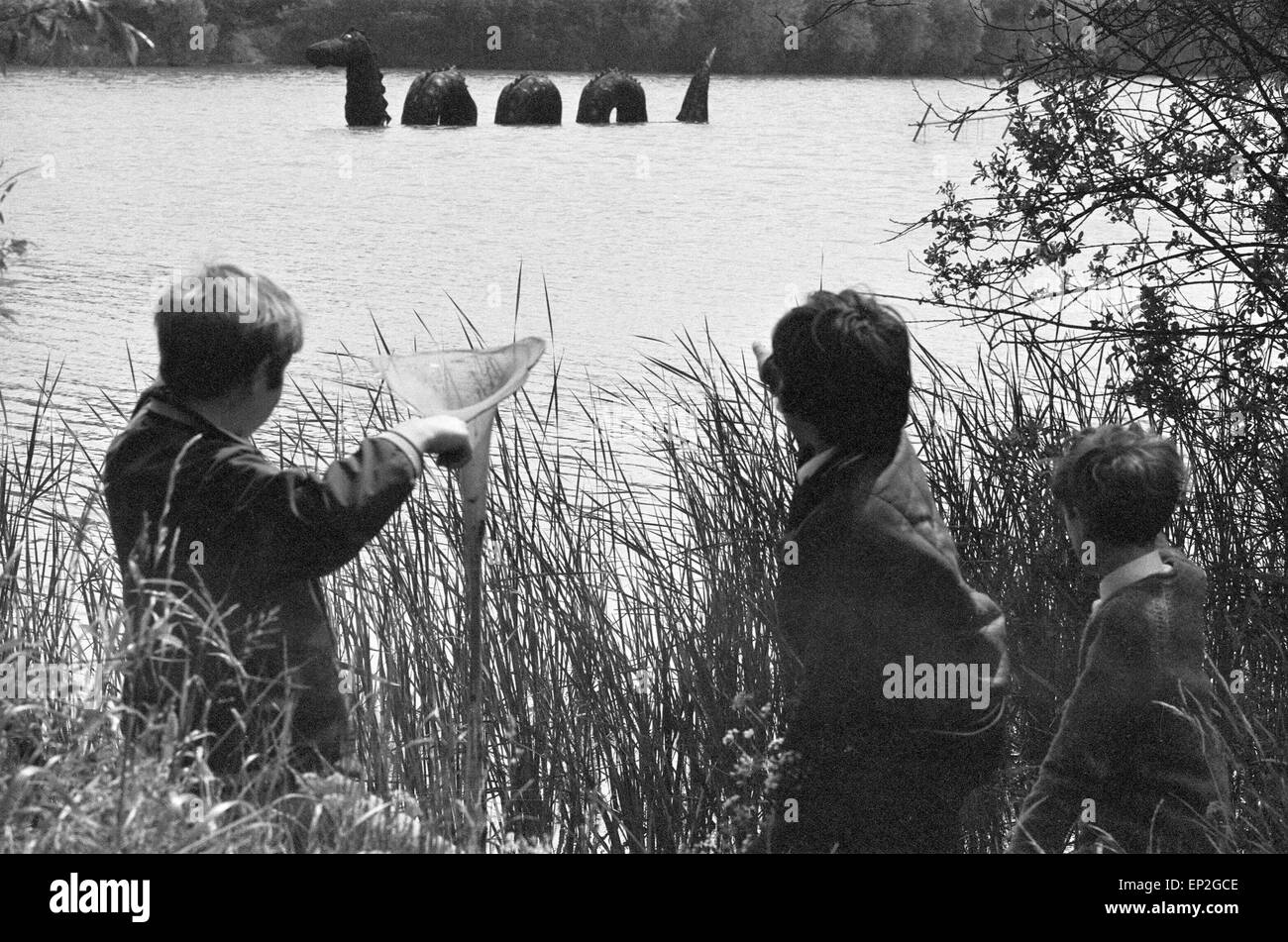 Les Goodies, tournage de la Loch Ness, sur le Lido à Ruislip, jeudi 3 juin 1971. Les Goodies sont Tim Brooke-Taylor Trio, Graeme Garden & Bill Oddie. Banque D'Images