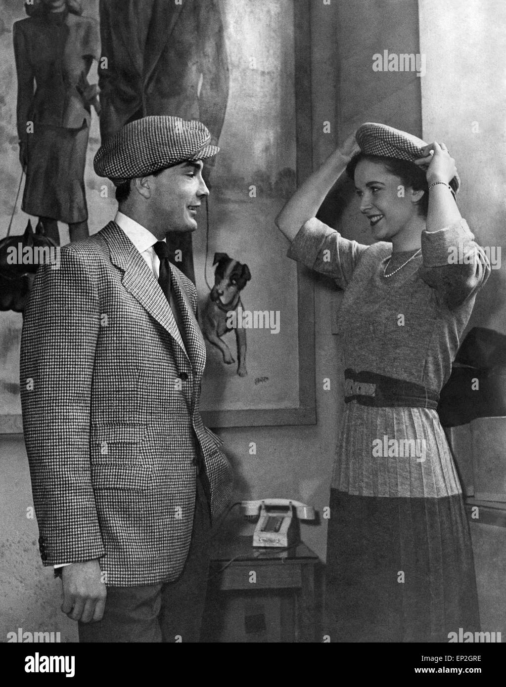 Chapeaux des années 1940 Banque d'images noir et blanc - Alamy