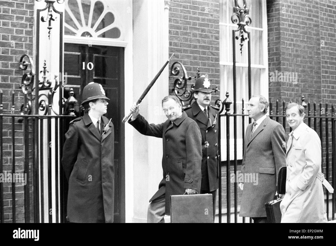 Tournage du Programme TV de la BBC 'Oui', Ministre à l'extérieur du ministère des Affaires administratives' & 10, Downing Street, Londres, 23 octobre 1982. Acteurs : Paul Eddington comme député Jim Hacker. Nigel Hawthorne que Sir Humphrey Appleby. Derek Fowlds comme Bernard Woolley. Banque D'Images