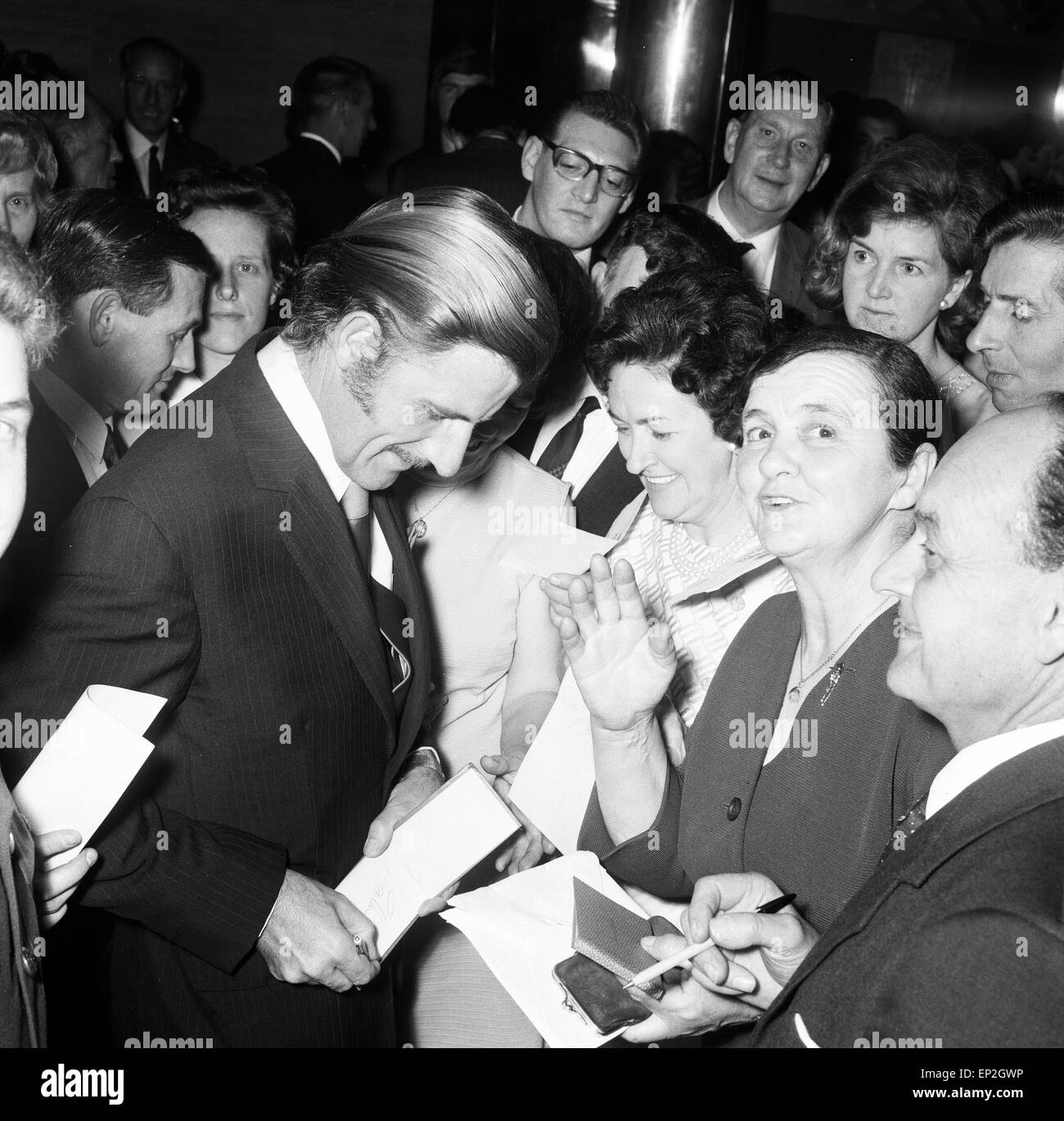 Graham Hill de signer des autographes dans le Daily Mirror Motoring Celebrity Dîner à l'Hôtel Savoy 4 Mai 1970 Banque D'Images