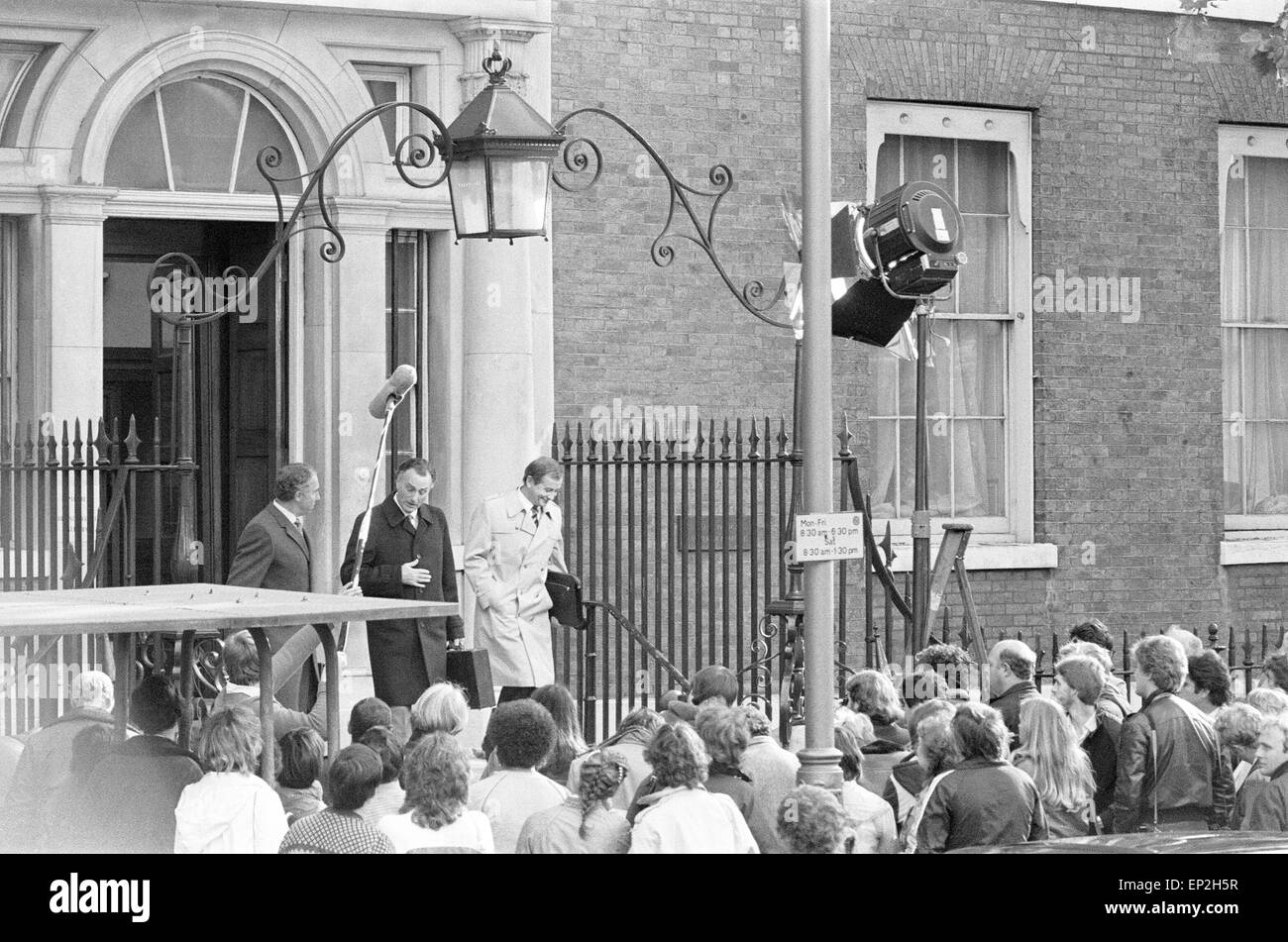 Tournage du Programme TV de la BBC 'Oui', Ministre à l'extérieur du ministère des Affaires administratives' & 10, Downing Street, Londres, 23 octobre 1982. Acteurs : Paul Eddington comme député Jim Hacker. Nigel Hawthorne que Sir Humphrey Appleby. Derek Fowlds comme Bernard Woolley. Banque D'Images