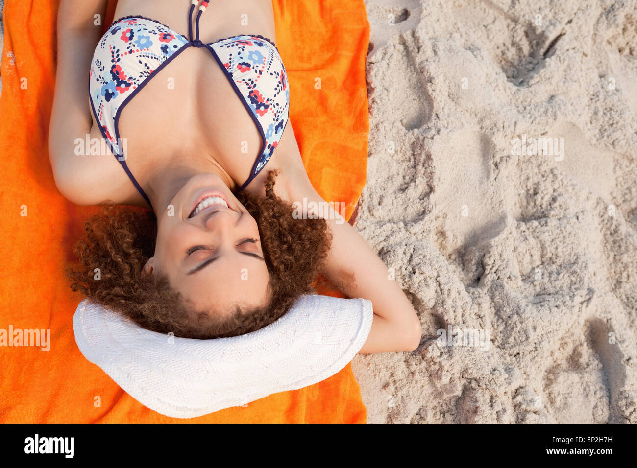 Vue aérienne d'une jeune femme couchée sur le drap de Banque D'Images