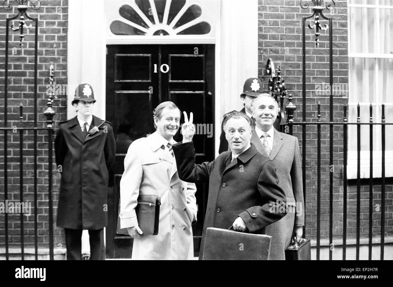 Tournage du Programme TV de la BBC 'Oui', Ministre à l'extérieur du ministère des Affaires administratives' & 10, Downing Street, Londres, 23 octobre 1982. Acteurs : Paul Eddington comme député Jim Hacker. Nigel Hawthorne que Sir Humphrey Appleby. Derek Fowlds comme Bernard Woolley. Banque D'Images