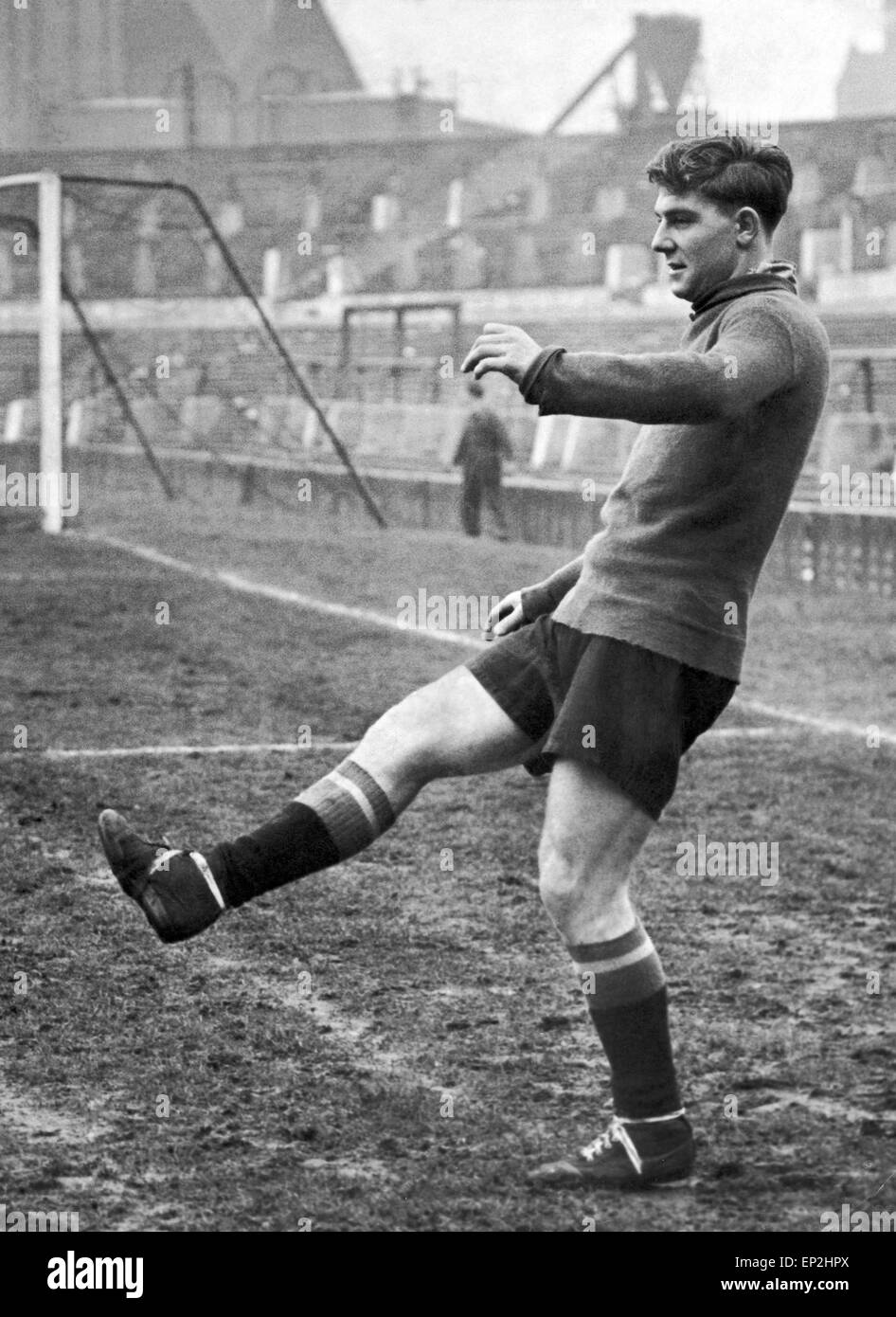 Jeune joueur de Manchester United Duncan Edwards photographié au cours d'une session de formation, janvier 1955. Banque D'Images