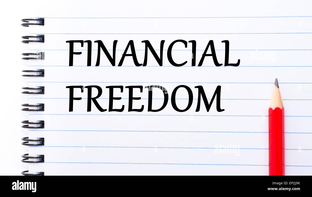 La Liberté Financière Texte écrit sur page du bloc-notes, crayon rouge sur la droite. Image Concept de motivation Banque D'Images