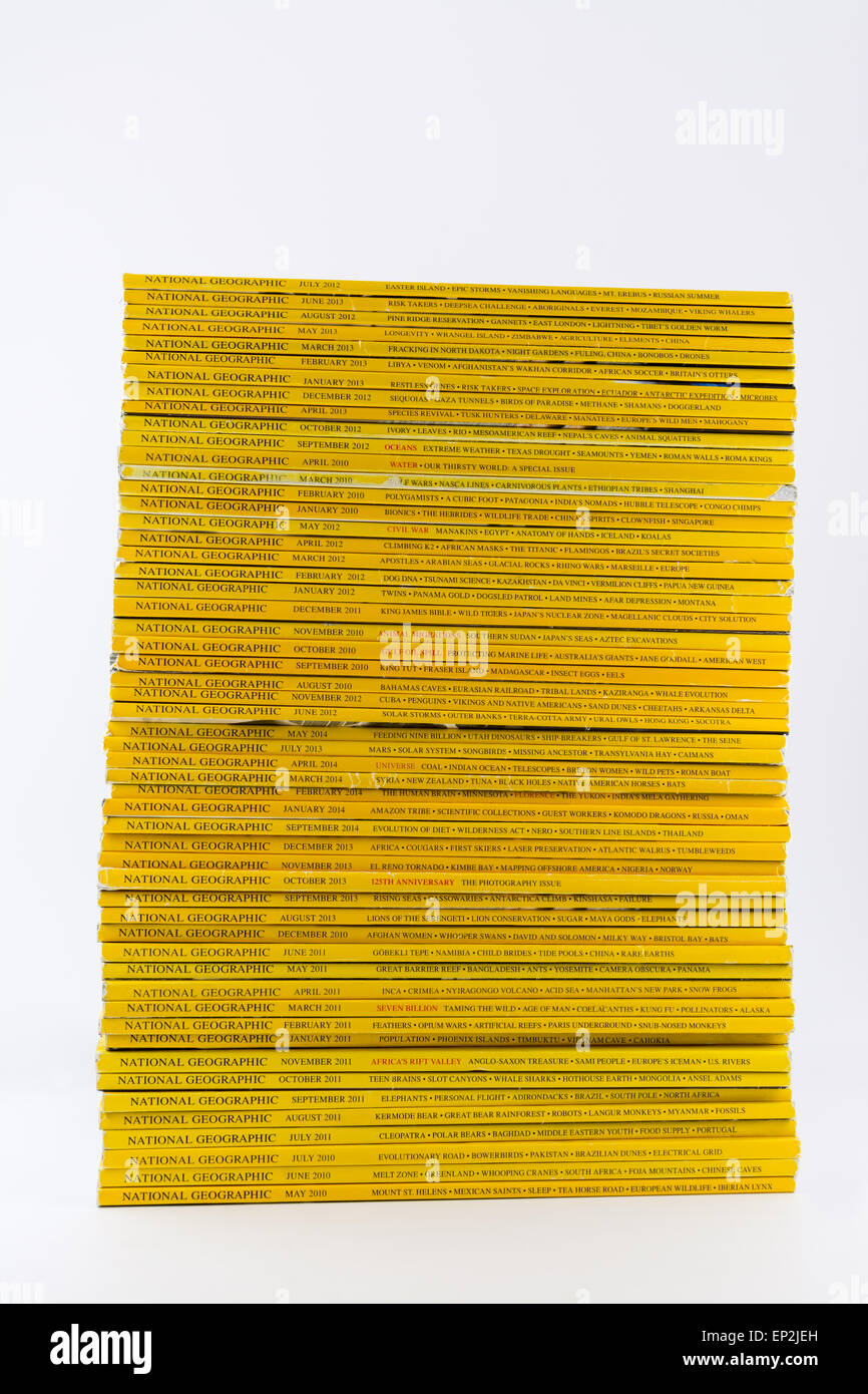 Pile de magazines National Geographic sur un fond blanc. Banque D'Images
