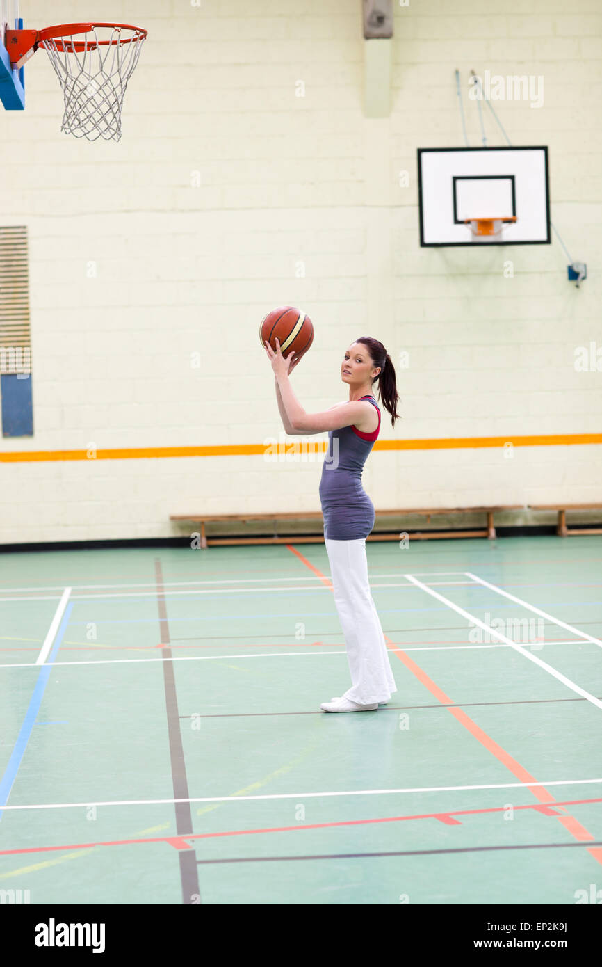 Femme pratiquant le basket-ball concentré Banque D'Images