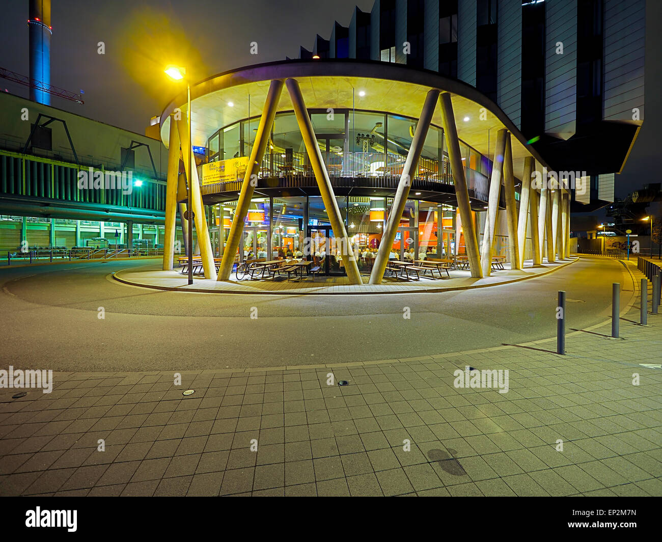Allemagne, Hesse, Francfort, Chicago d'abattoirs à West Harbour dans la soirée, le restaurant moderne Banque D'Images