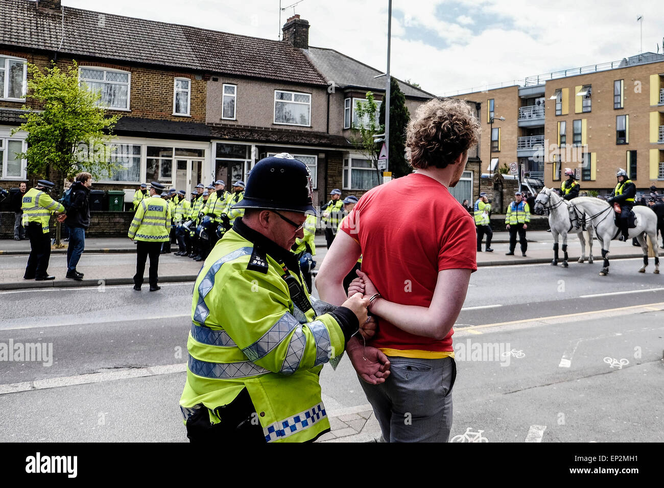 Un jeune homme arrêté alors que des anti-fascistes se rassemblent pour protester contre la Ligue de défense anglaise. Banque D'Images