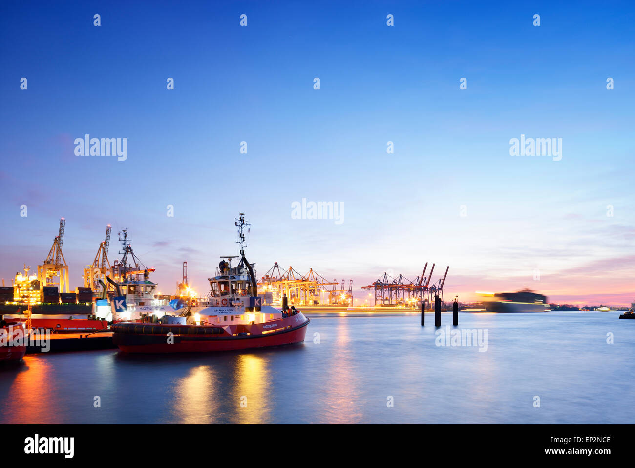 Allemagne, Hambourg, port de conteneurs Waltershof avec les remorqueurs à l'heure bleue Banque D'Images