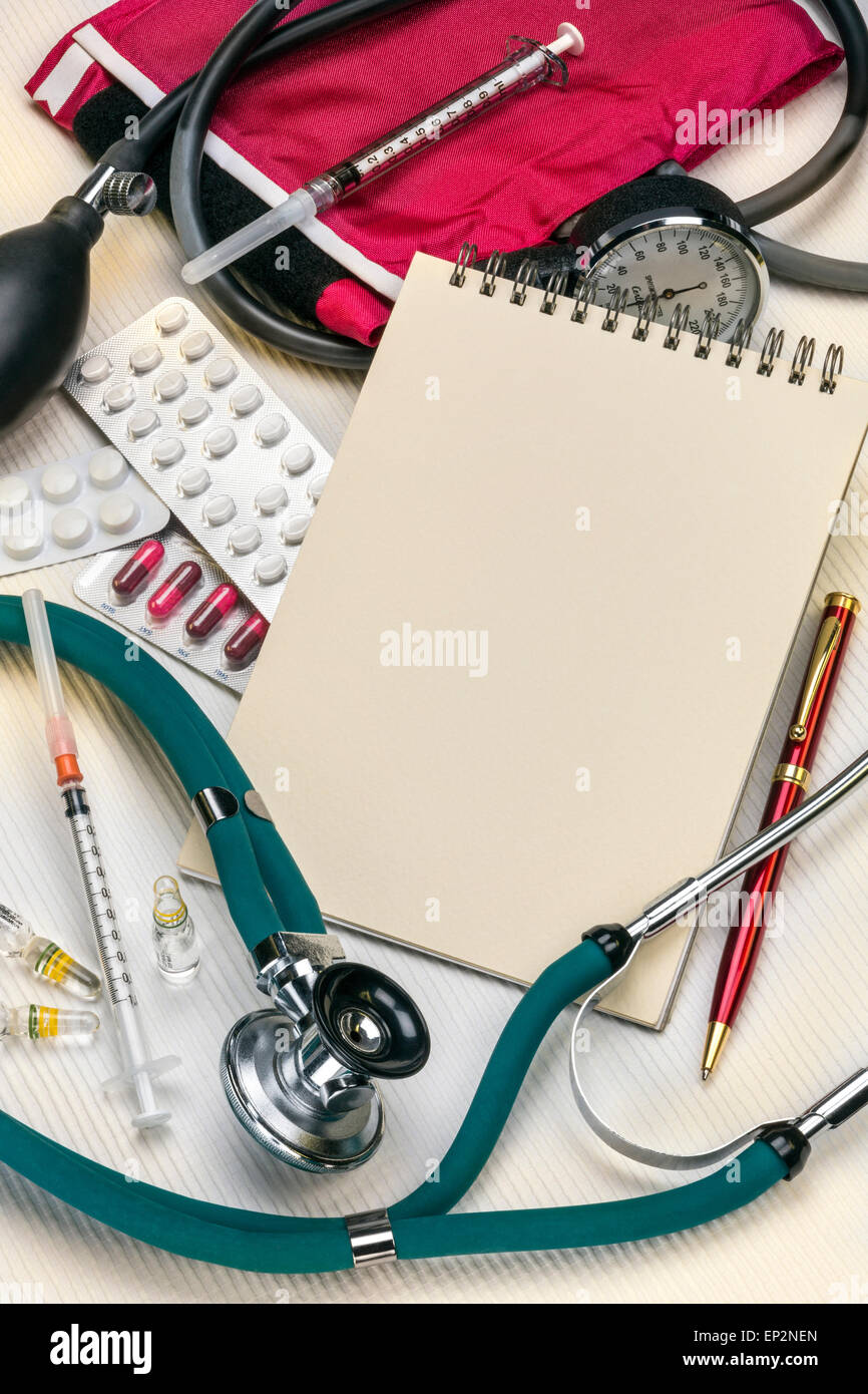 Les médecins un stéthoscope et sphygmometer avec des seringues, des médicaments et un bloc-notes - avec l'espace pour le texte. Banque D'Images