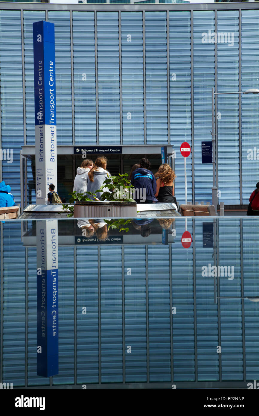 Les navetteurs et façade en verre de Britomart Transport Centre, Auckland, île du Nord, Nouvelle-Zélande Banque D'Images