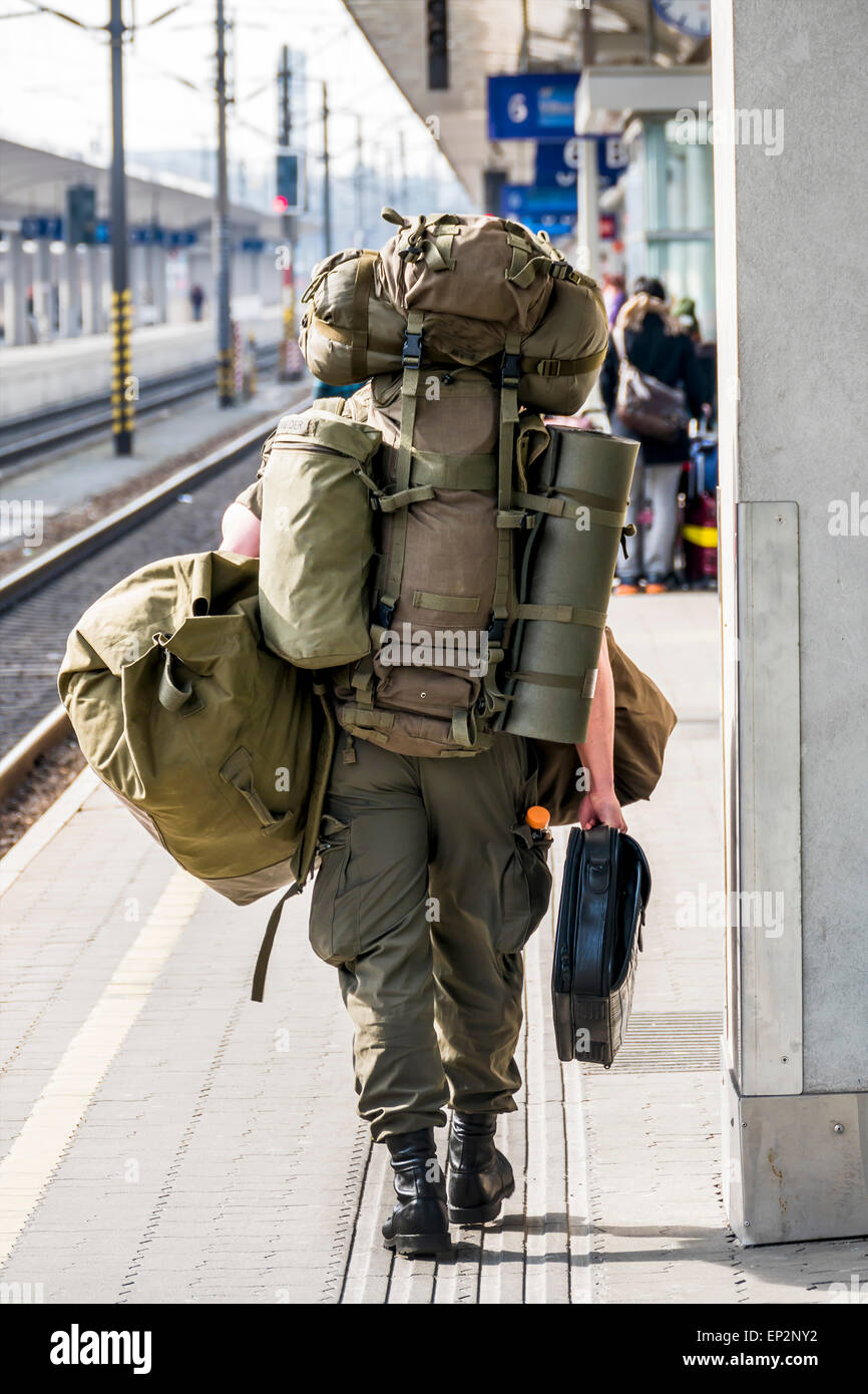 L'Autriche, Linz, soldat de l'armée autrichienne à marcher avec des bagages  à platform Photo Stock - Alamy