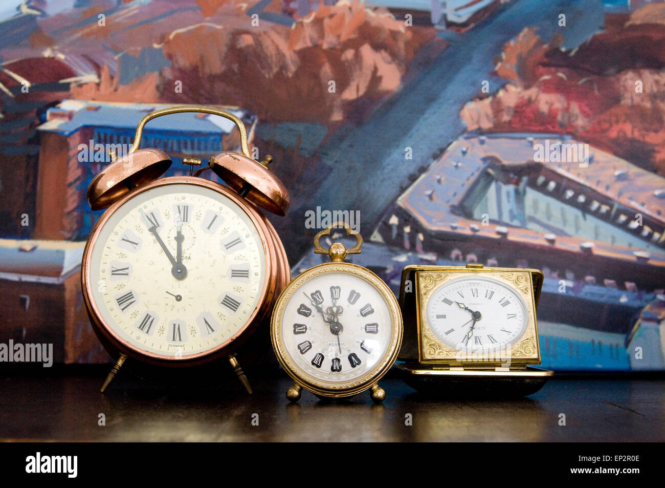 Vieux réveils en face de la peinture Banque D'Images