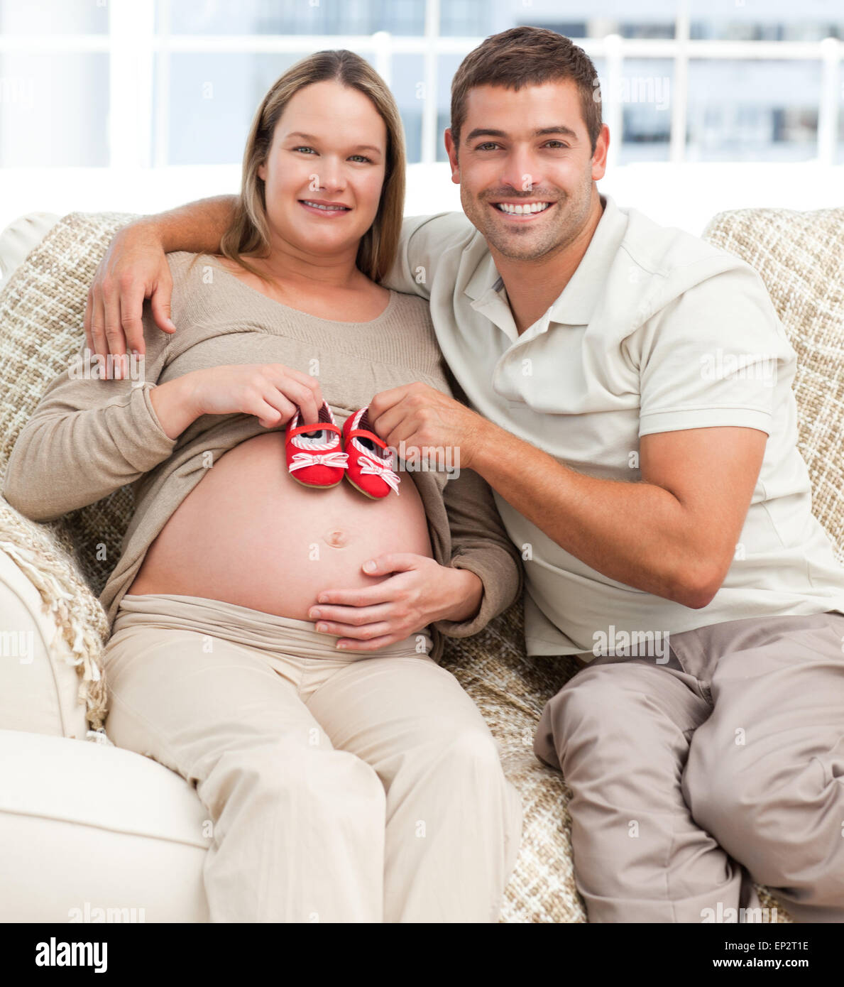 Quel Beau Couple Mettre Bebe Sur Le Ventre De La Femme Photo Stock Alamy