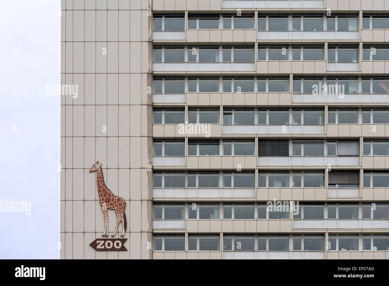 Allemagne, Berlin, façade avec poteau de signalisation pour le zoo. Banque D'Images