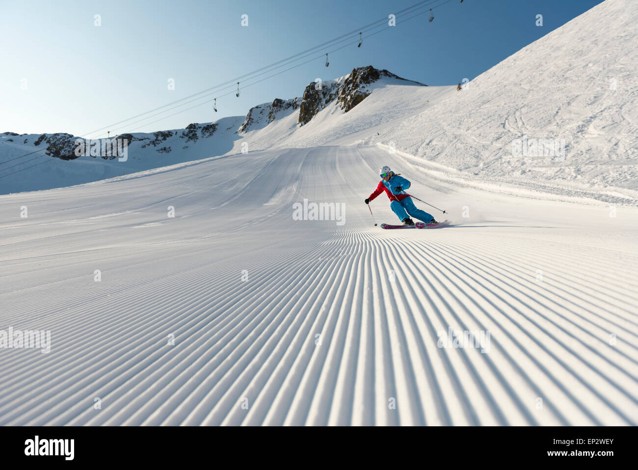 La skieuse de Squaw Valley avec de beaux sous la neige damée palissades sur la Sibérie ascenseur à Squaw Valley Ski Resort, CA Banque D'Images