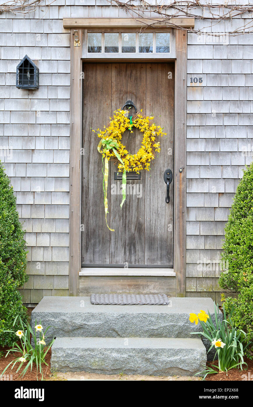 Sur l'île de Nantucket Nantucket Massachusetts. Vieille porte en bois avec flower wreath on historic house. Christopher House Starbuck. Banque D'Images