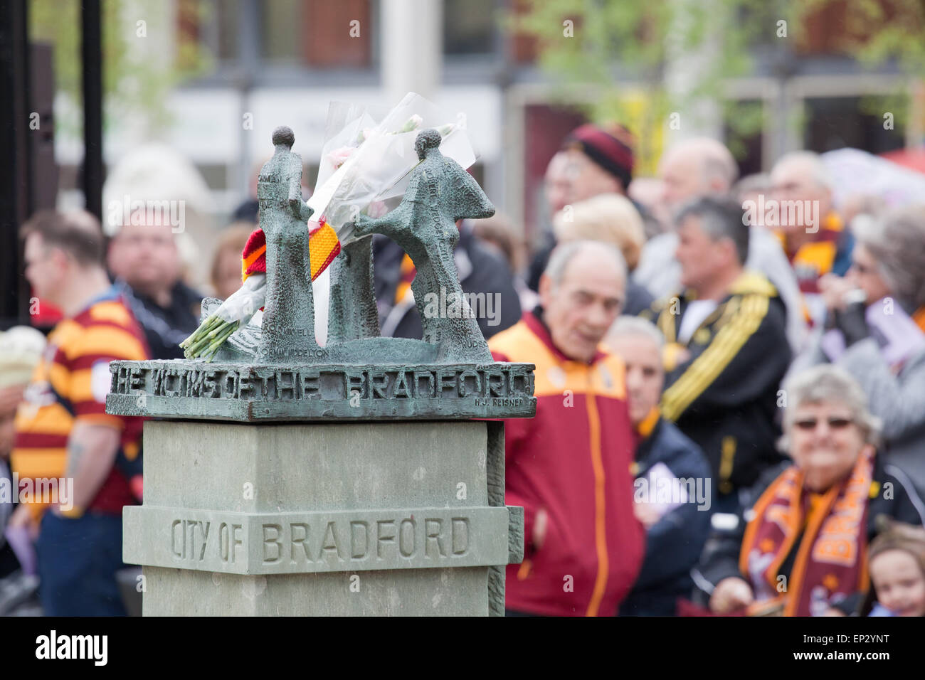 Le monument à ceux qui sont perdus dans l'incendie de la ville de Bradford, 1986 vus au cours de la cérémonie commémorative en 2013. Banque D'Images