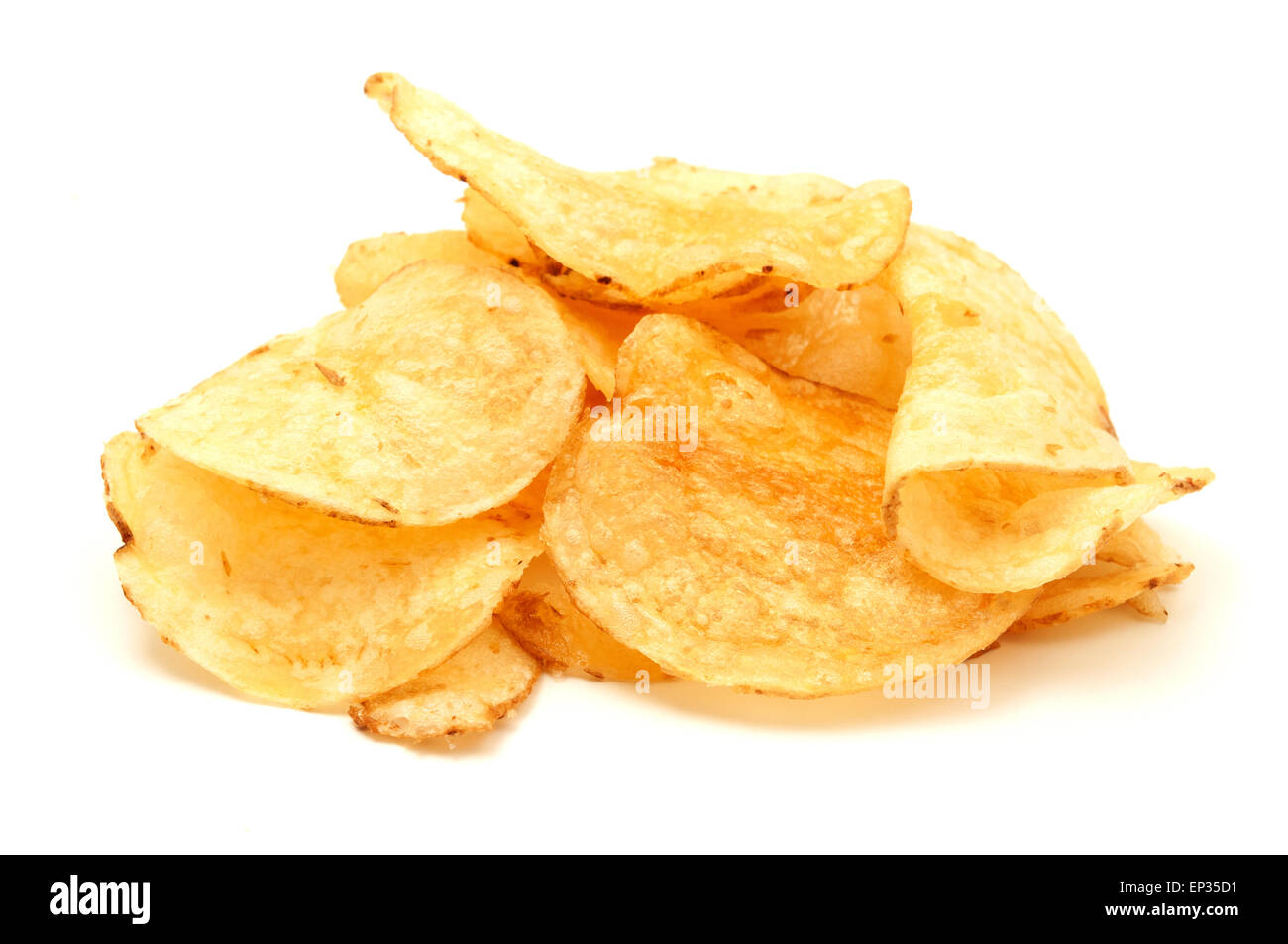 Croustilles de pommes de terre sur un fond blanc Banque D'Images