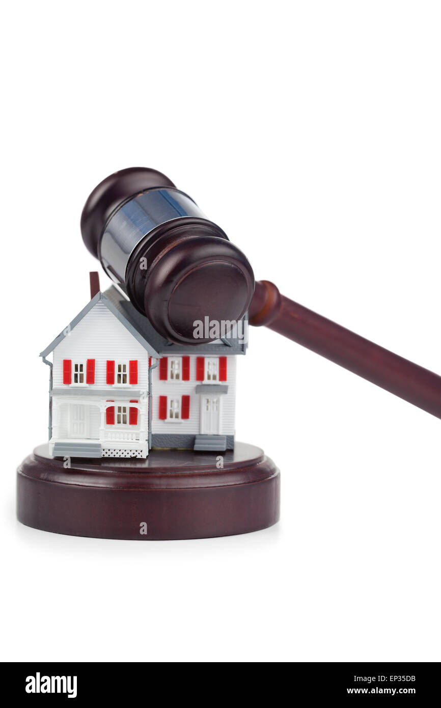Libre de toy house model et un brown gavel Banque D'Images