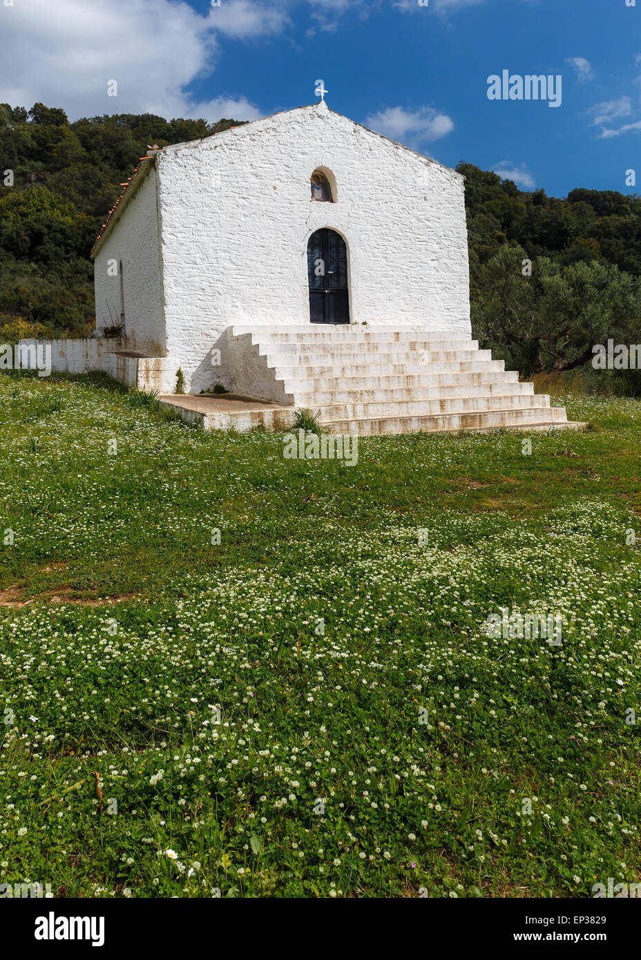 Petite chapelle en pierre blanche d'Aghios Ioannis sur le dessus de la colline près de Kalamata, préfecture de Messénie en Grèce Banque D'Images