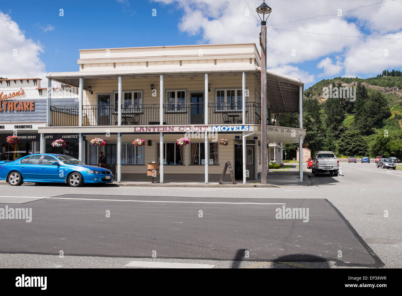 La rue principale de Reefton, première ville de l'hémisphère sud pour obtenir de l'électricité en 1888, en Nouvelle-Zélande. Banque D'Images