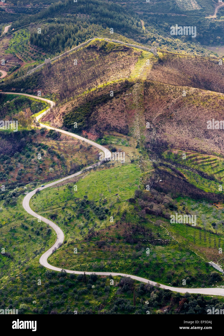 Route de campagne à travers la végétation avec les rayons du soleil les pièces d'éclairage du paysage naturel en Grèce Banque D'Images