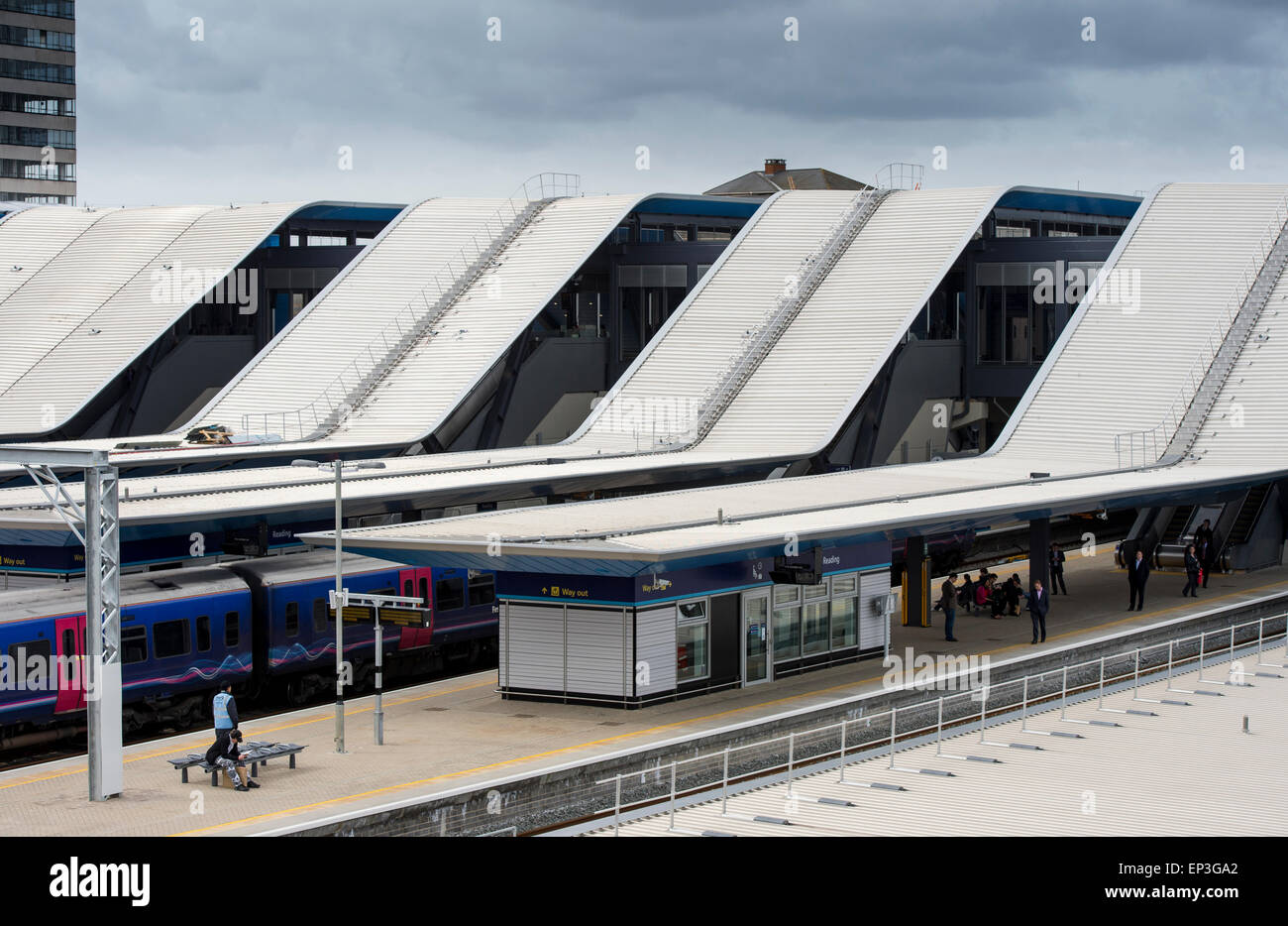 Plates-formes à la gare de Reading, en Angleterre. Banque D'Images