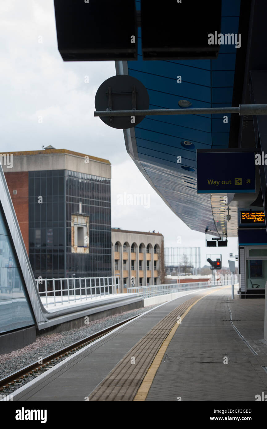 Plate-forme vide à la gare de Reading, en Angleterre. Banque D'Images
