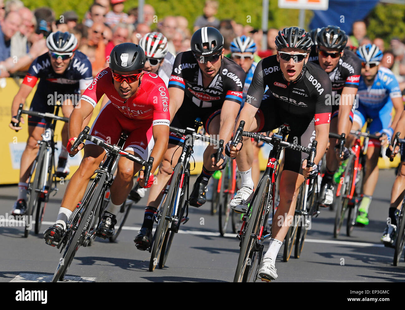 Waldsassen, Allemagne. 13 mai, 2015. Document - Nacer Bouhanni-Champion de France de l'équipe Cofidis (L), troisième place John Degenkolb module de finition de l'Allemagne de l'équipe gagnante et Giant-Alpecin Sam Bennett (R) de l'Irlande à partir de l'équipe de l'Argon 18 BORA en action durant le sprint final dans la région de Waldsassen, Allemagne, 13 mai 2015. Photo : René Vigneron /Bayern Rundfahrt/dpa ( DANS COONECTION AVEC L'information actuelle. Crédits obligatoires : "Poto : Rene Vigneron /Bayern Rundfahrt/dpa")/dpa/Alamy Live News Banque D'Images