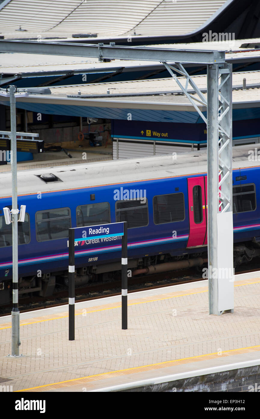 Premier grand train de l'Ouest en attente à la gare de Reading, en Angleterre. Banque D'Images