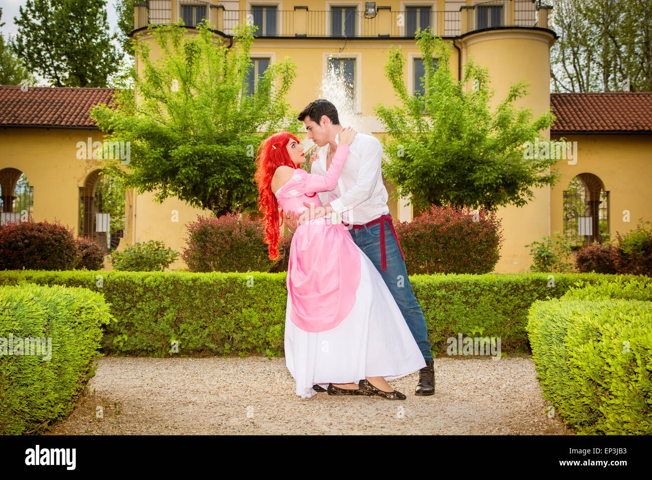 Conte de Fées romantique Couple Dancing in beau palais dans le jardin idyllique, paisible, le Prince et la princesse en regardant chaque Ot Banque D'Images