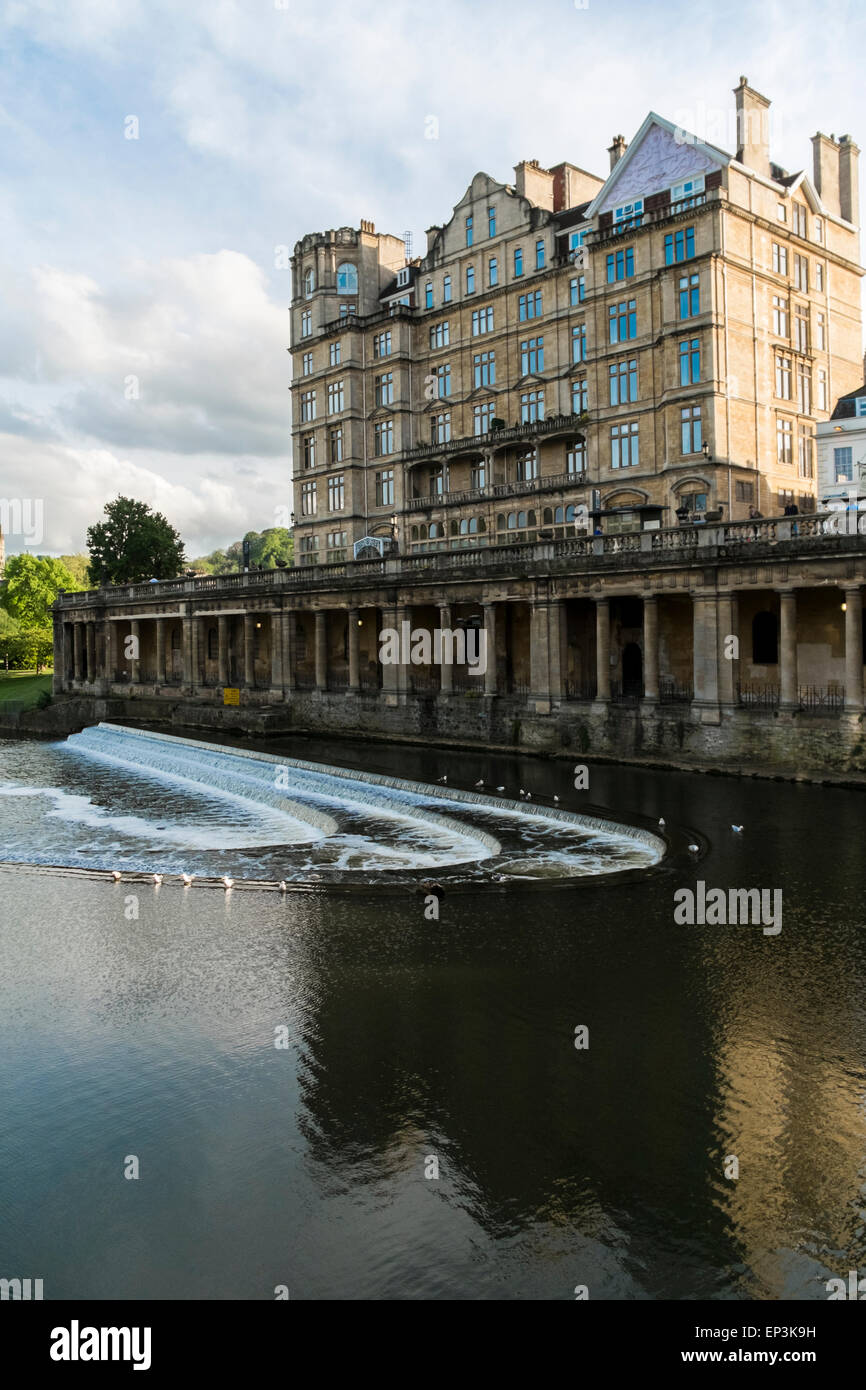 Vue de l'ancien Empire Hotel Bâtiment victorien d'un bout à l'avon Bath Somerset Banque D'Images