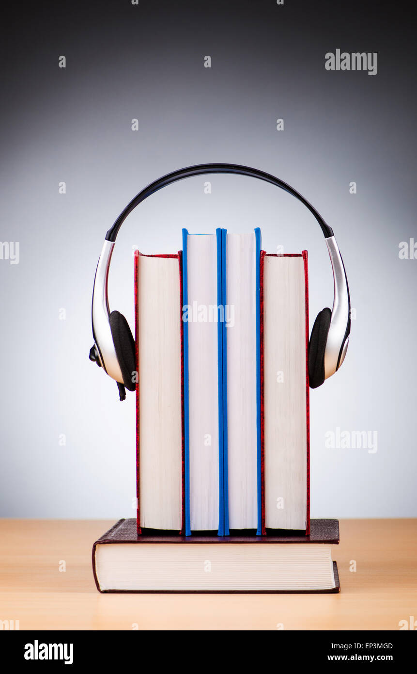 Concept de livres audio avec écouteurs sur white Banque D'Images