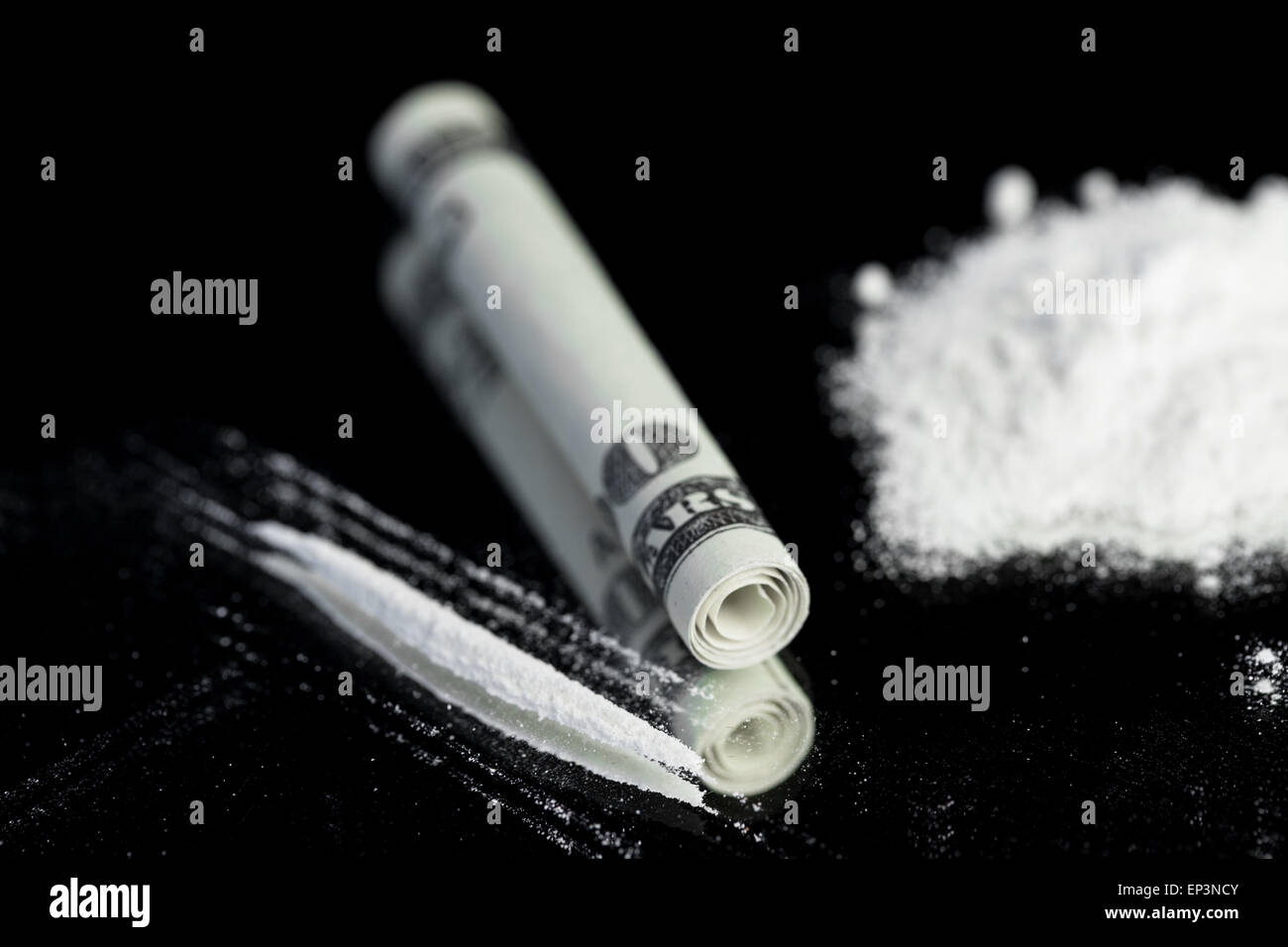 Pile de substance blanche à côté de rolled up note et la ligne Banque D'Images