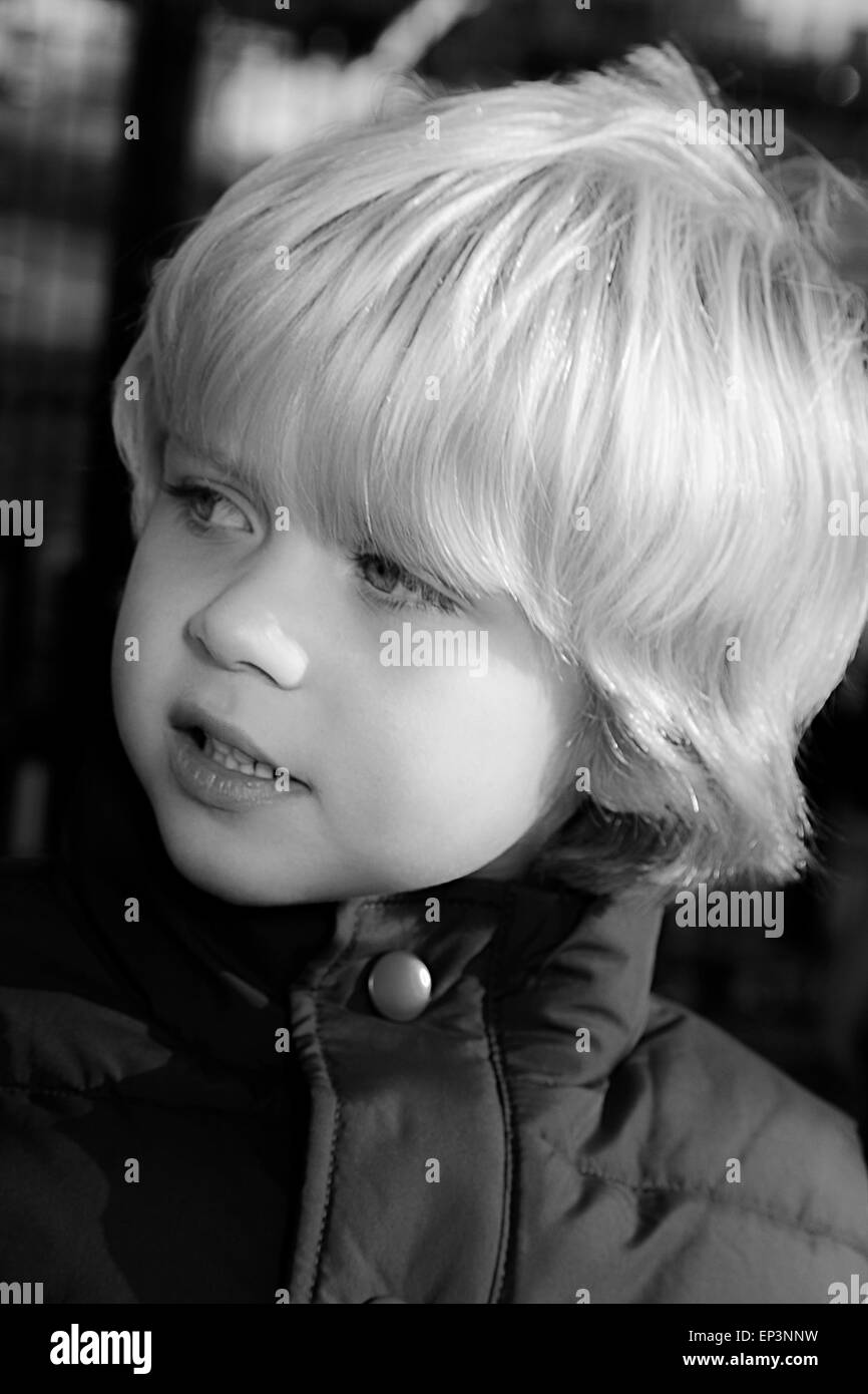 Portrait noir et blanc de l'Adorable garçon blond Banque D'Images