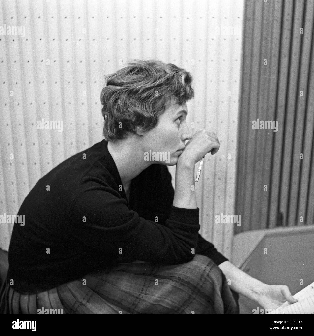 Deutsche bei eine Hörspielproduktion des NDR à Hambourg, Deutschland 1950 er Jahre. L'actrice allemande à la production d'un au Banque D'Images