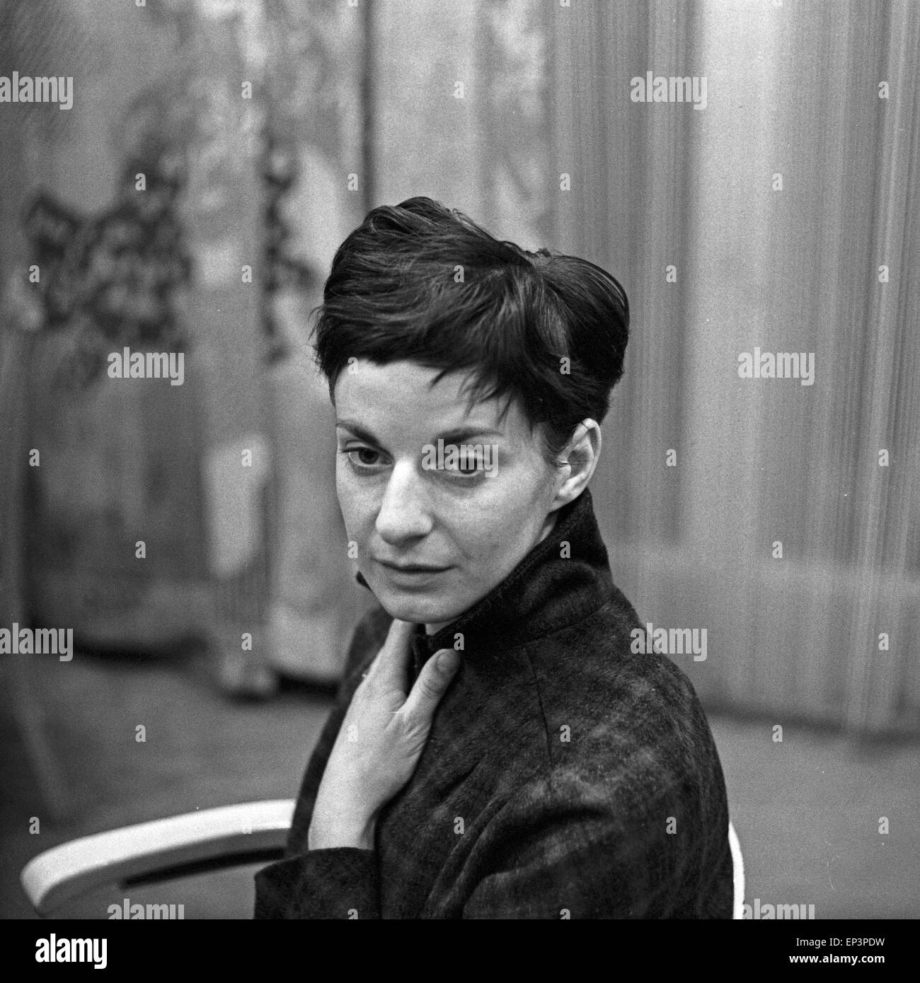Deutsche bei eine Hörspielproduktion des NDR à Hambourg, Deutschland 1950 er Jahre. L'actrice allemande à la production d'un au Banque D'Images