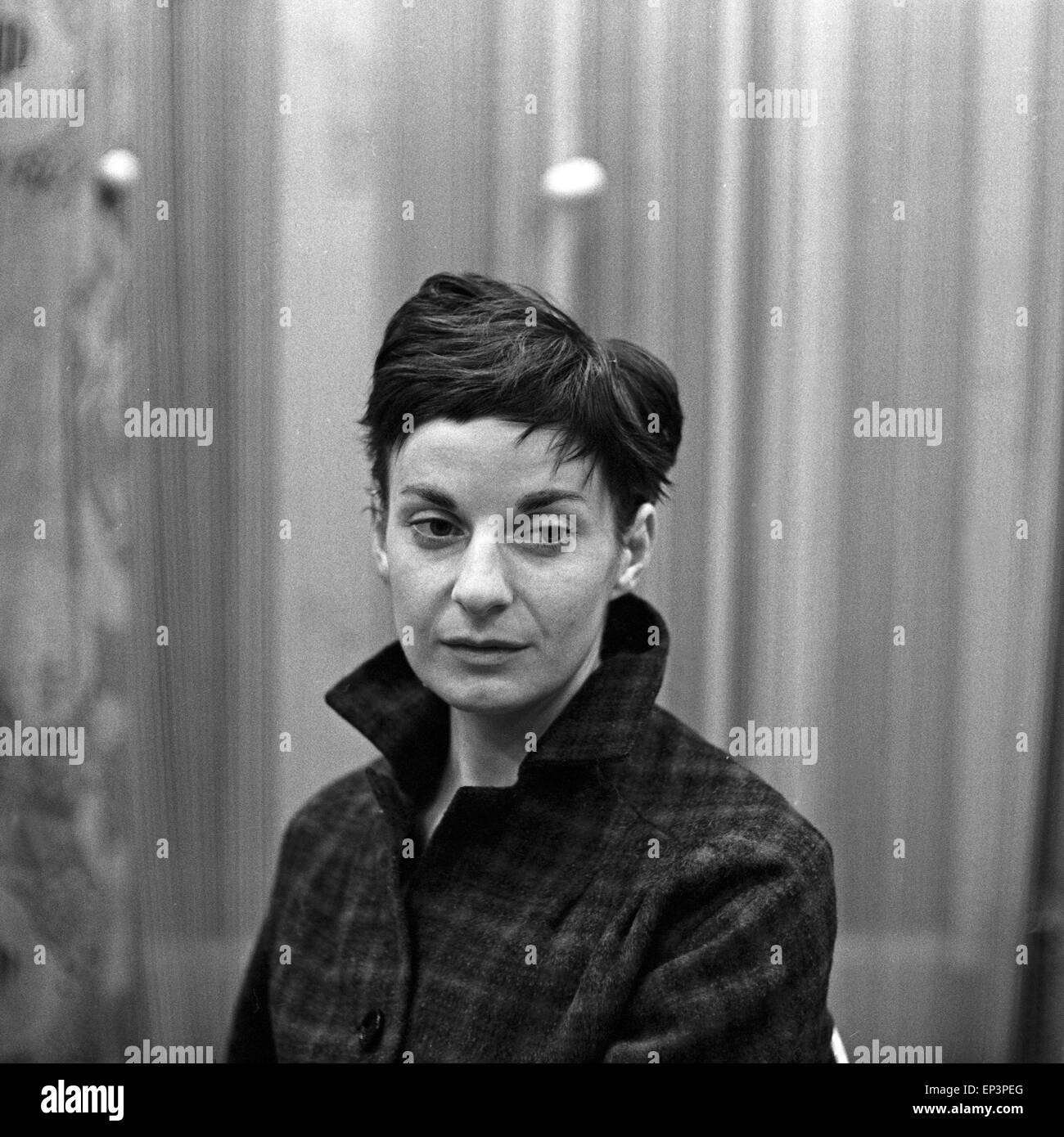 Deutsche bei eine Hörspielproduktion des NDR à Hambourg, Deutschland 1950 er Jahre. L'actrice allemande à la production d'un au Banque D'Images