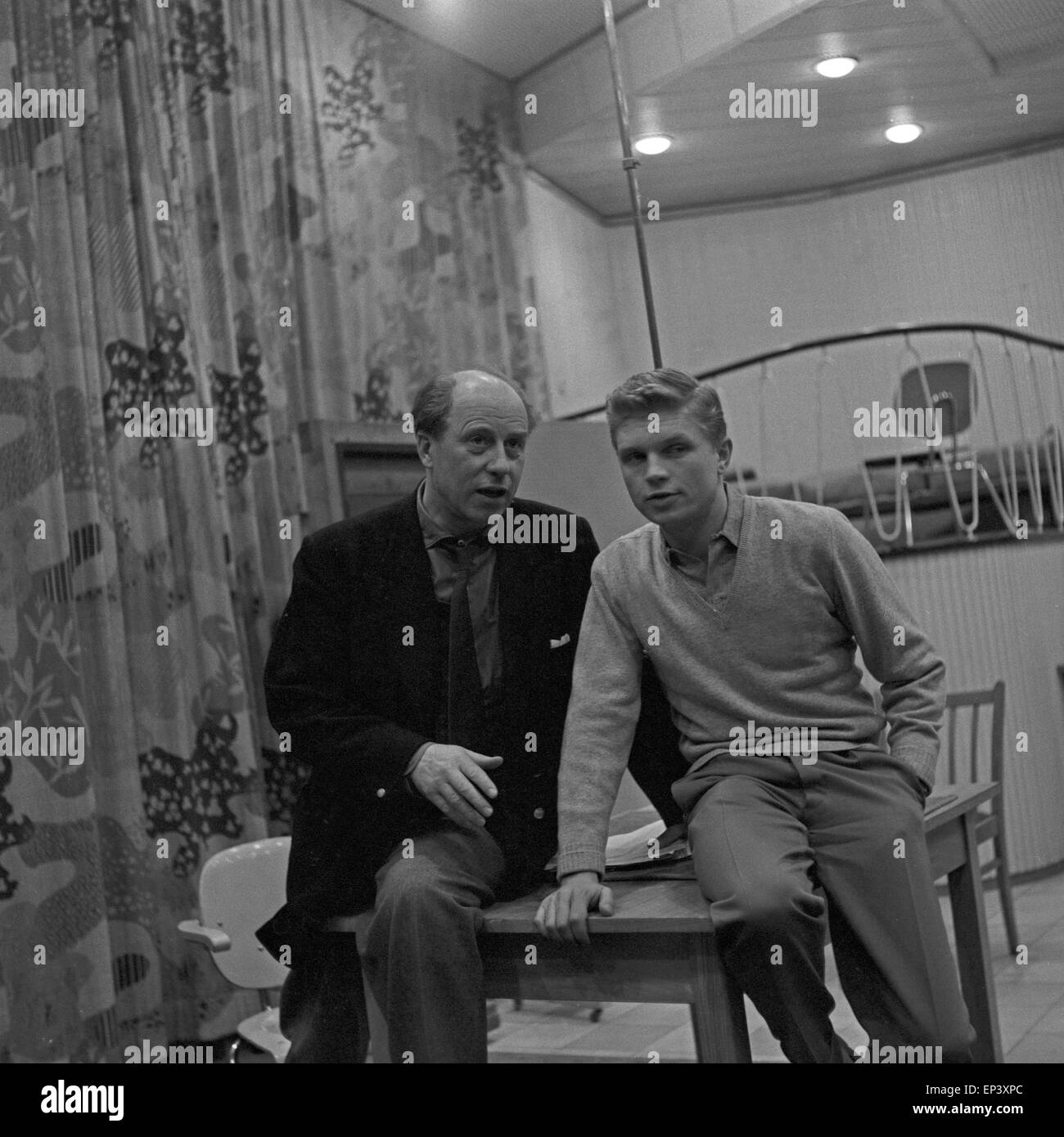 Beiden deutschen Acteurs et Actrices Hardy Krüger und Werner Hinz bei einer Hörspielproduktion à Hamburg, Deutschland 1950er Jahre Banque D'Images