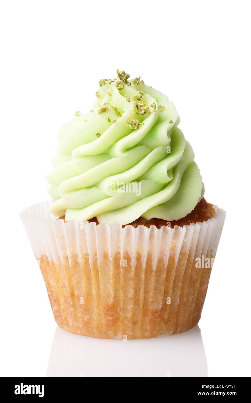 Avec cupcake crème vert isolated on white Banque D'Images