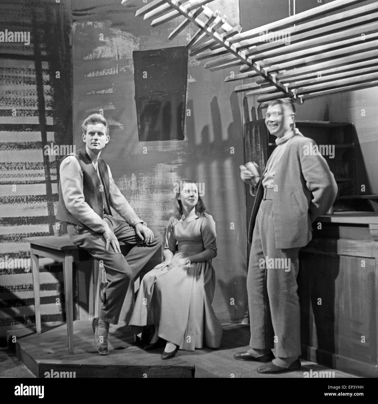 Ein Gesangsduo dans Südsee-Kulisse Fernsehshow von der des NDR à Hambourg, Deutschland 1950 er Jahre. Un duo chantant sur un Caribbea Banque D'Images