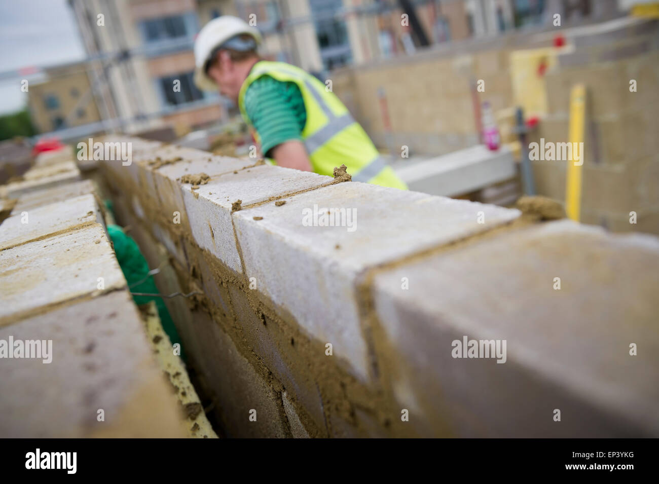 Mur de brique en cours de construction sur un chantier à Londres Banque D'Images