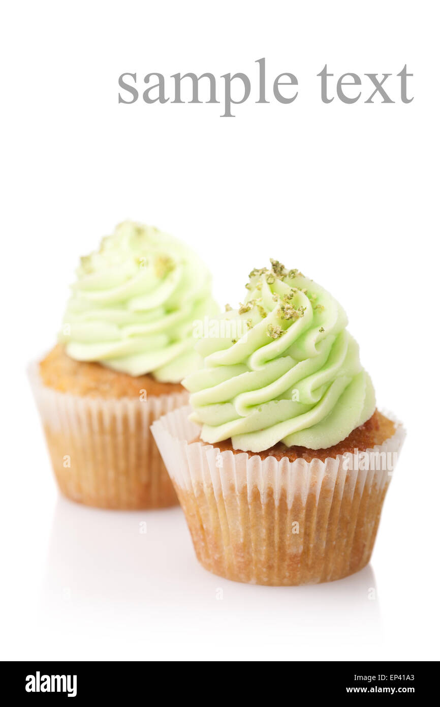 Deux cupcakes avec de la crème verte isolated on white Banque D'Images