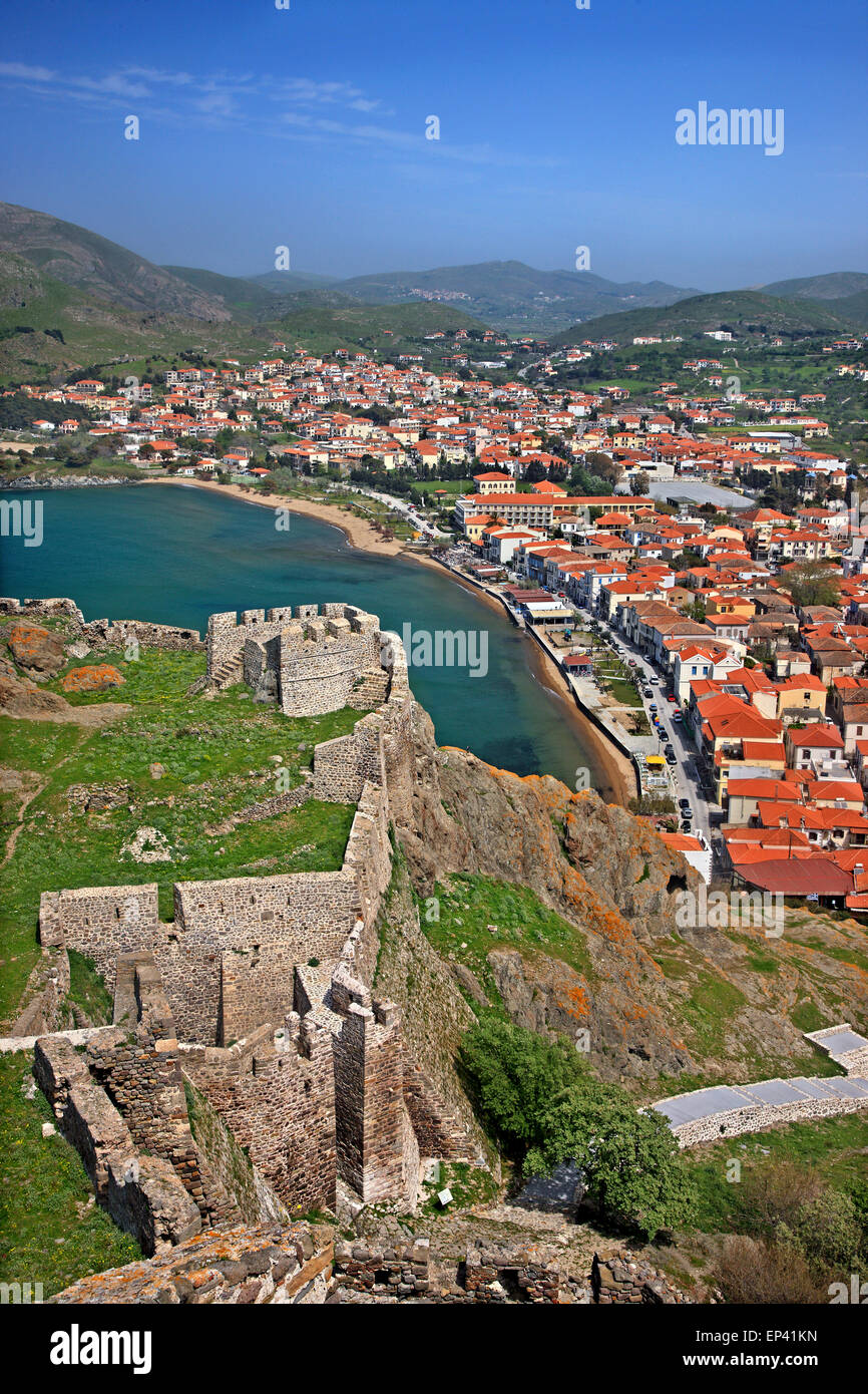 Vue partielle de la ville de Myrina ('Romeikos Gialos' ) et son château, ('Lemnos Limnos'), l'île Nord Egée, Grèce. Banque D'Images