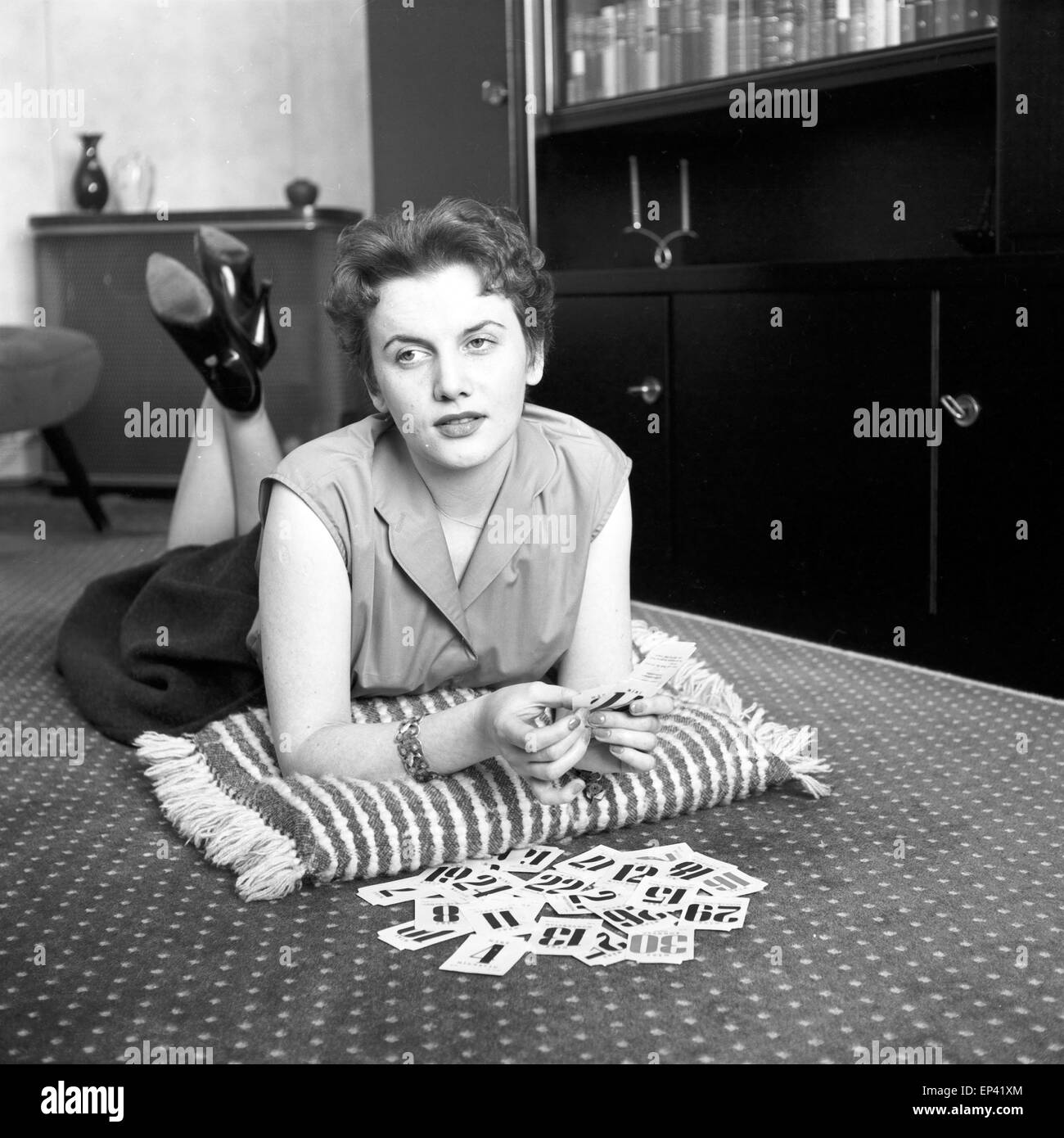 Deutsche Saengerin Schauspielerin und beim Shooting in ihrer Wohnung, Deutschland 1950er Jahre. Chanteuse et actrice allemande à Banque D'Images