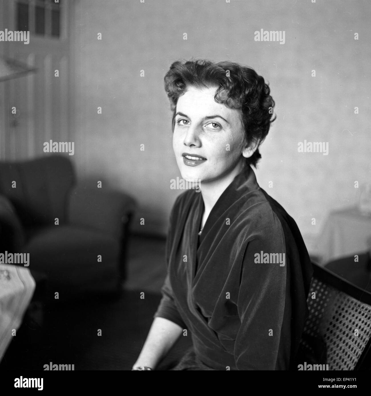 Deutsche Saengerin Schauspielerin und beim Shooting in ihrer Wohnung, Deutschland 1950er Jahre. Chanteuse et actrice allemande à Banque D'Images